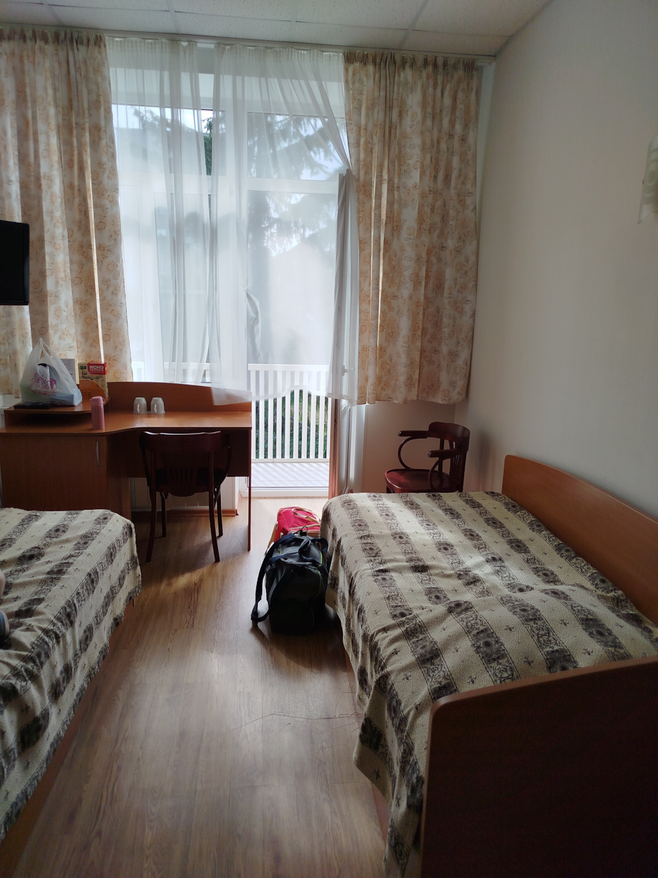 Собственно, гостиница — это коммерческий проект на базе профилактория, занимающий часть третьего этажа. На фото устройство нашего номера. Все что нужно путнику есть. Вечерами тихо и спокойно, во дворе места для парковки навалом. Словом, рекомендую для автопутешественников. — Renault Kaptur (2020)