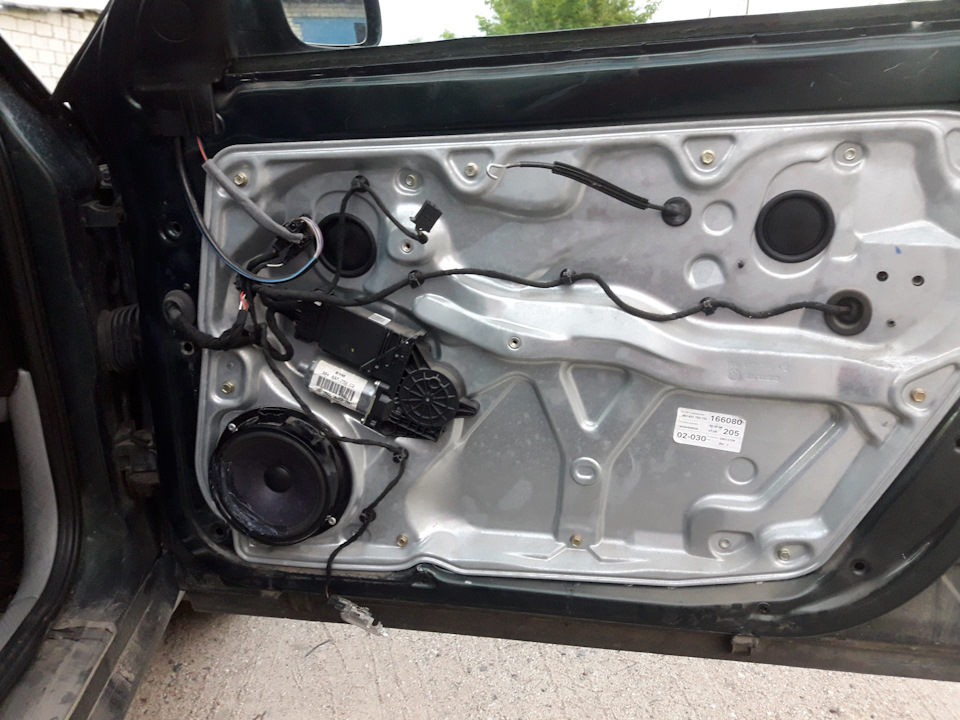 Сняли карту двери — Volkswagen Passat Variant (B5). Запчасти на фото: Q8020