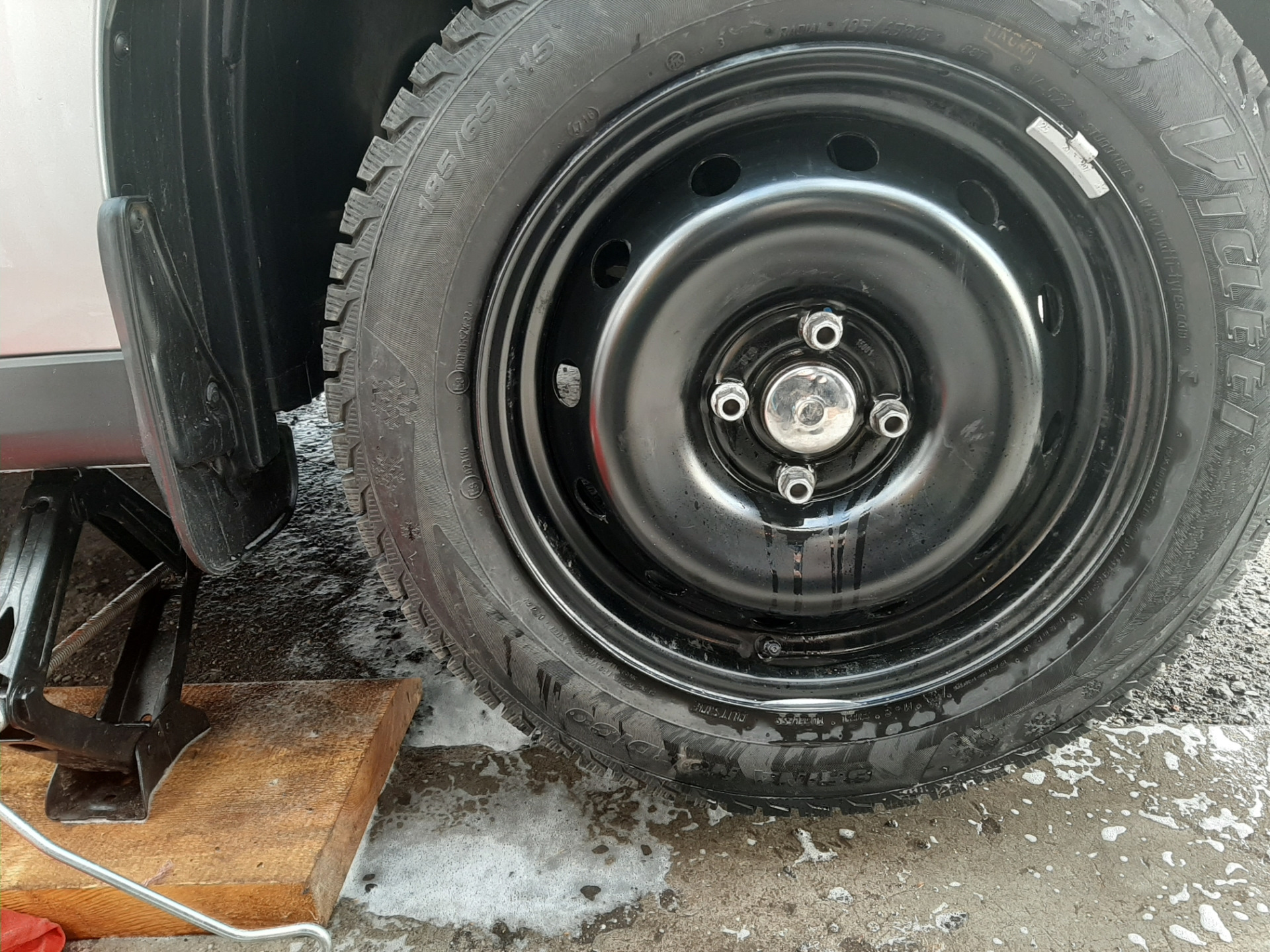 Установка колпачков ступицв передних колес — Nissan Almera V (G11/15 ...