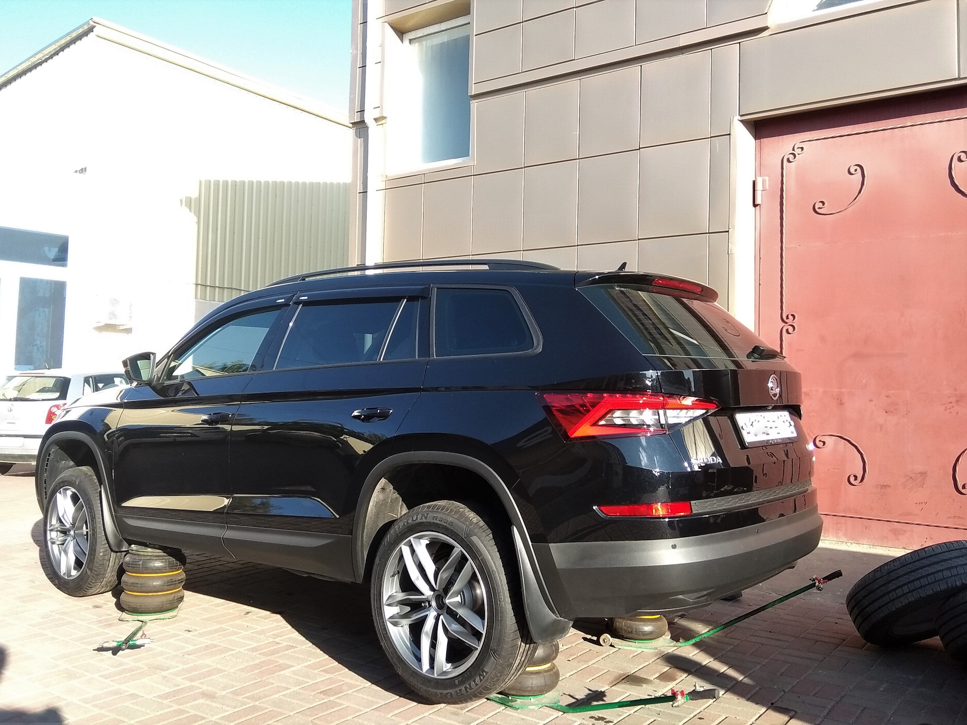 Проставки кодиак. Кодиак 245 50 18. Kodiaq 235/55 r19. Шкода Кодиак диски r20. 235 55 R19 Skoda Kodiaq.