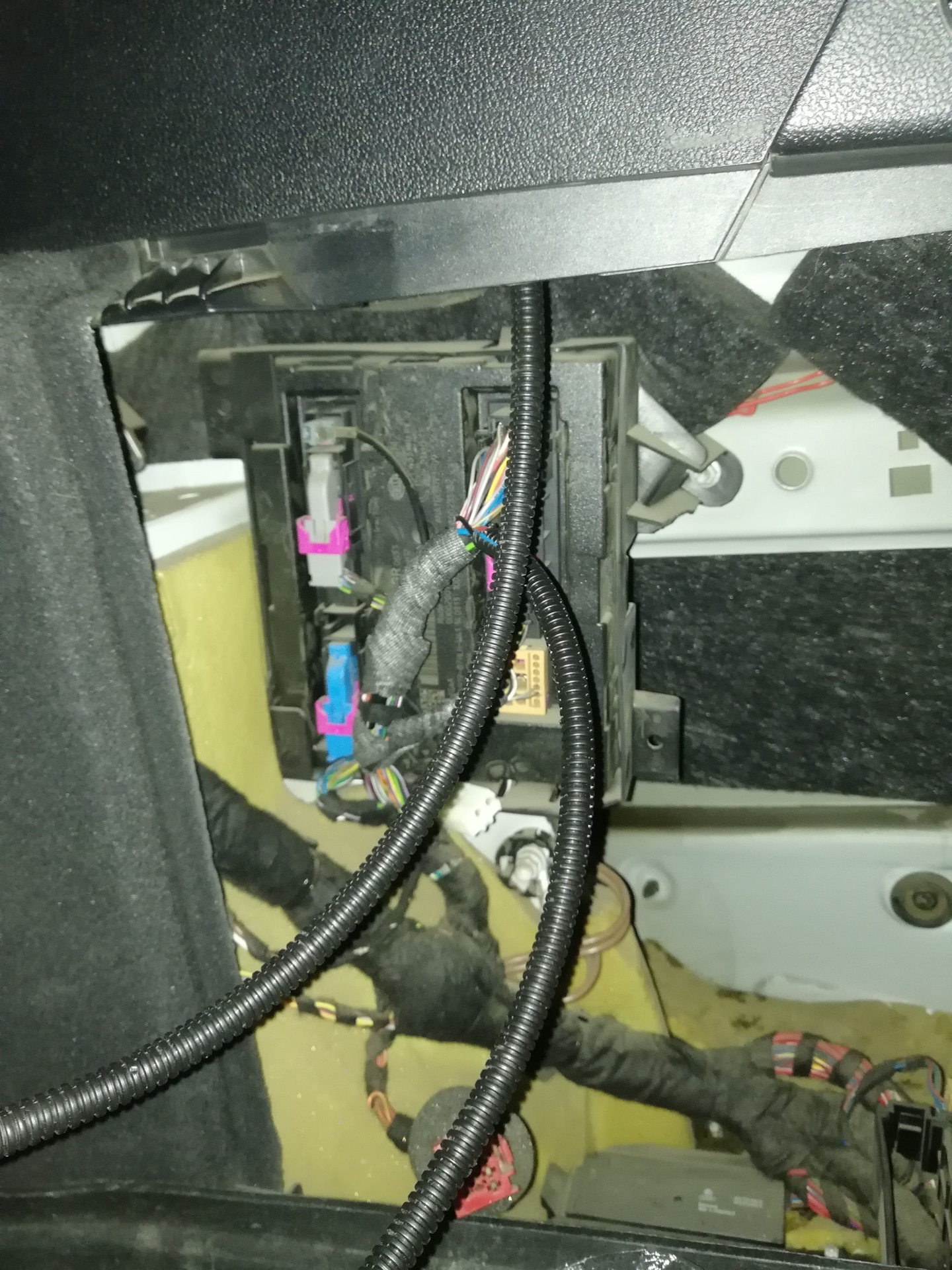 Закрытие двери багажника с кнопки на водительской двери — Audi A4 ...