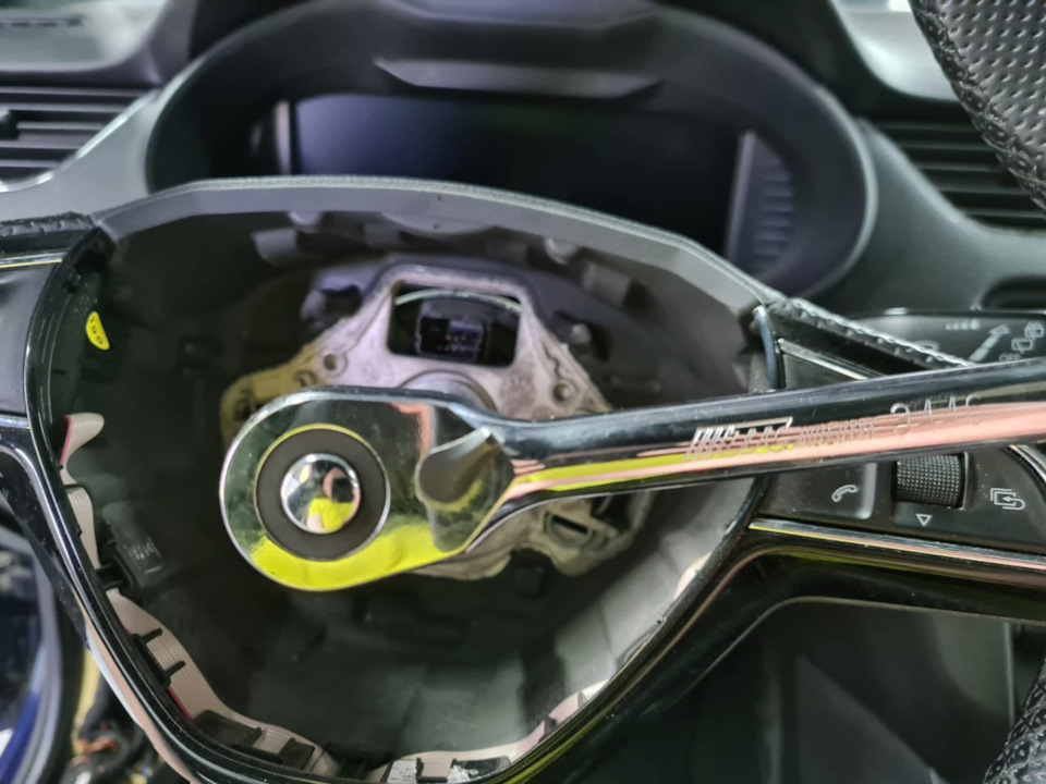 Новый руль [скос-подогрев-лепестки] — Skoda Octavia A7 Mk3, 2 л, 2014 ...