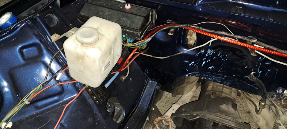 Бачок омывайки немного прикрывает этот хаос — Lada 210740