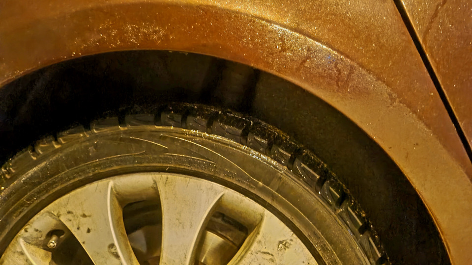 На новых пружины сразу зад стал выше, пролазит кулак. Следующее фото будет, как было до этого. Но машина не стала жёстче будто на телеге, а это радует — Skoda Superb Mk2