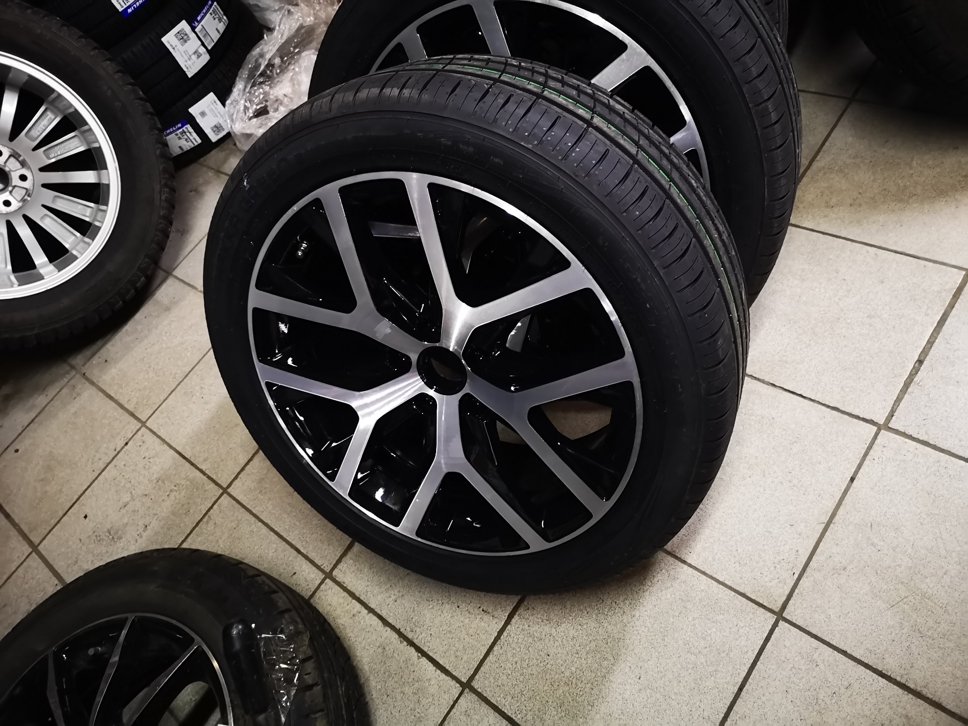 Диски лето. 235/45 R18. 235/45/18 На 18 дисках. Резина на 18 диски летняя. Диски Canyon ky3 Mak Порше.