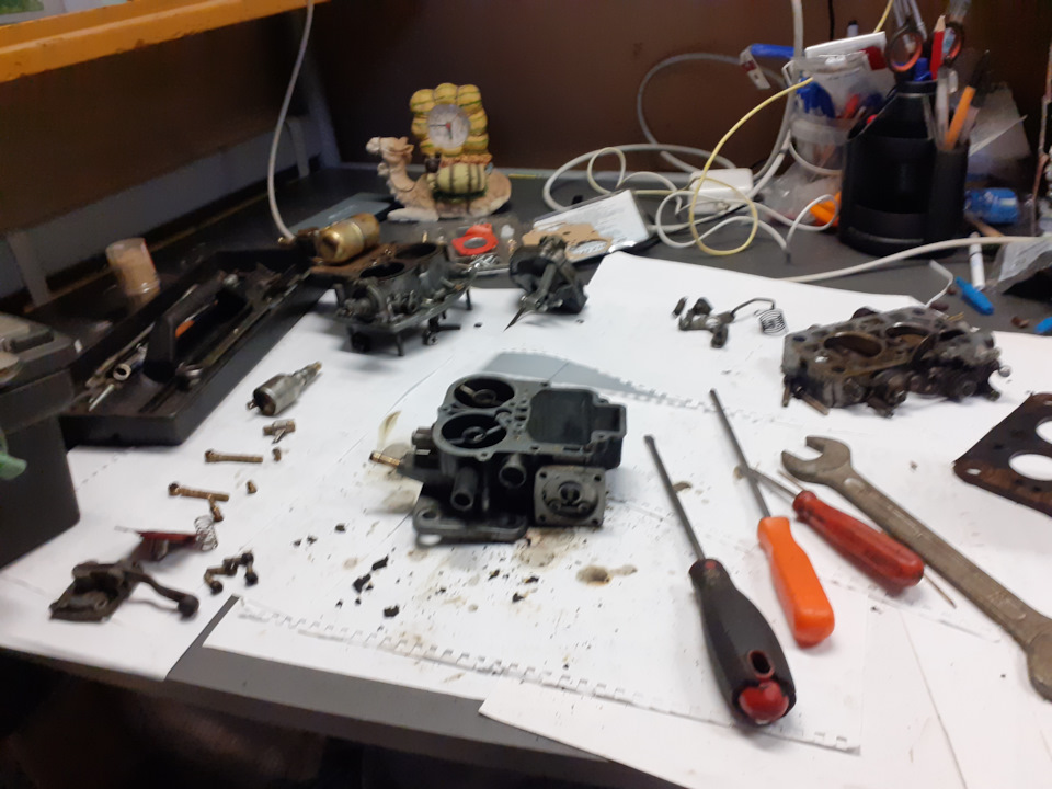 На столе — Lada 21043