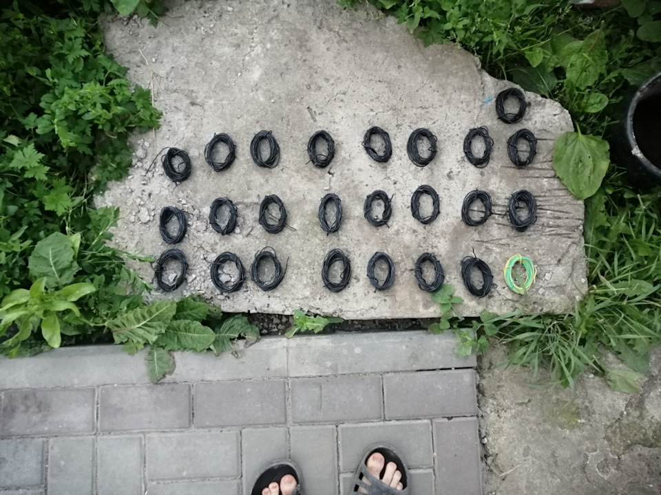 распустил и уложил повода из кабеля — Lada 210740