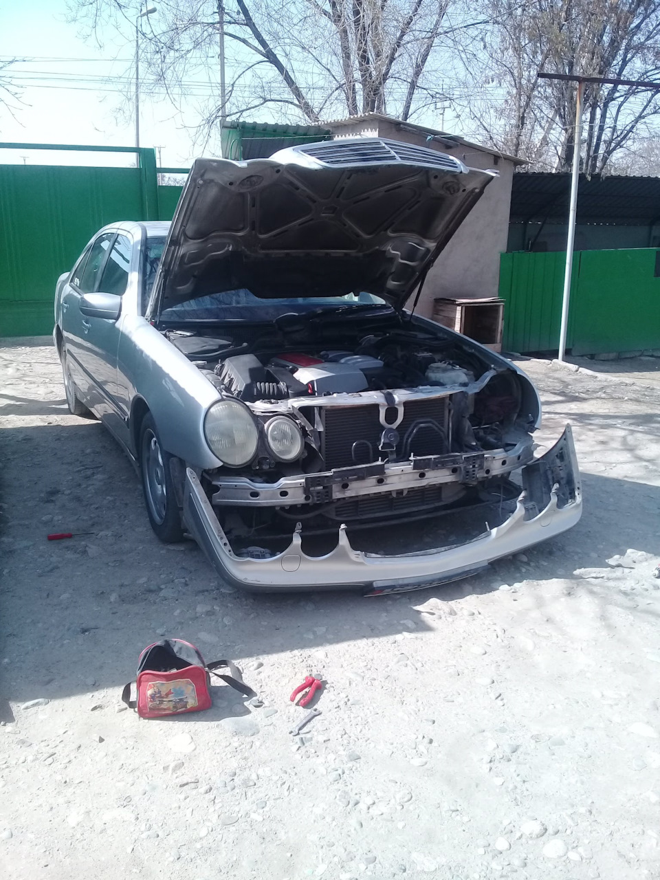 Снял правую фару иииии жёстко почистил от пыли. — Mercedes-Benz E-class ...