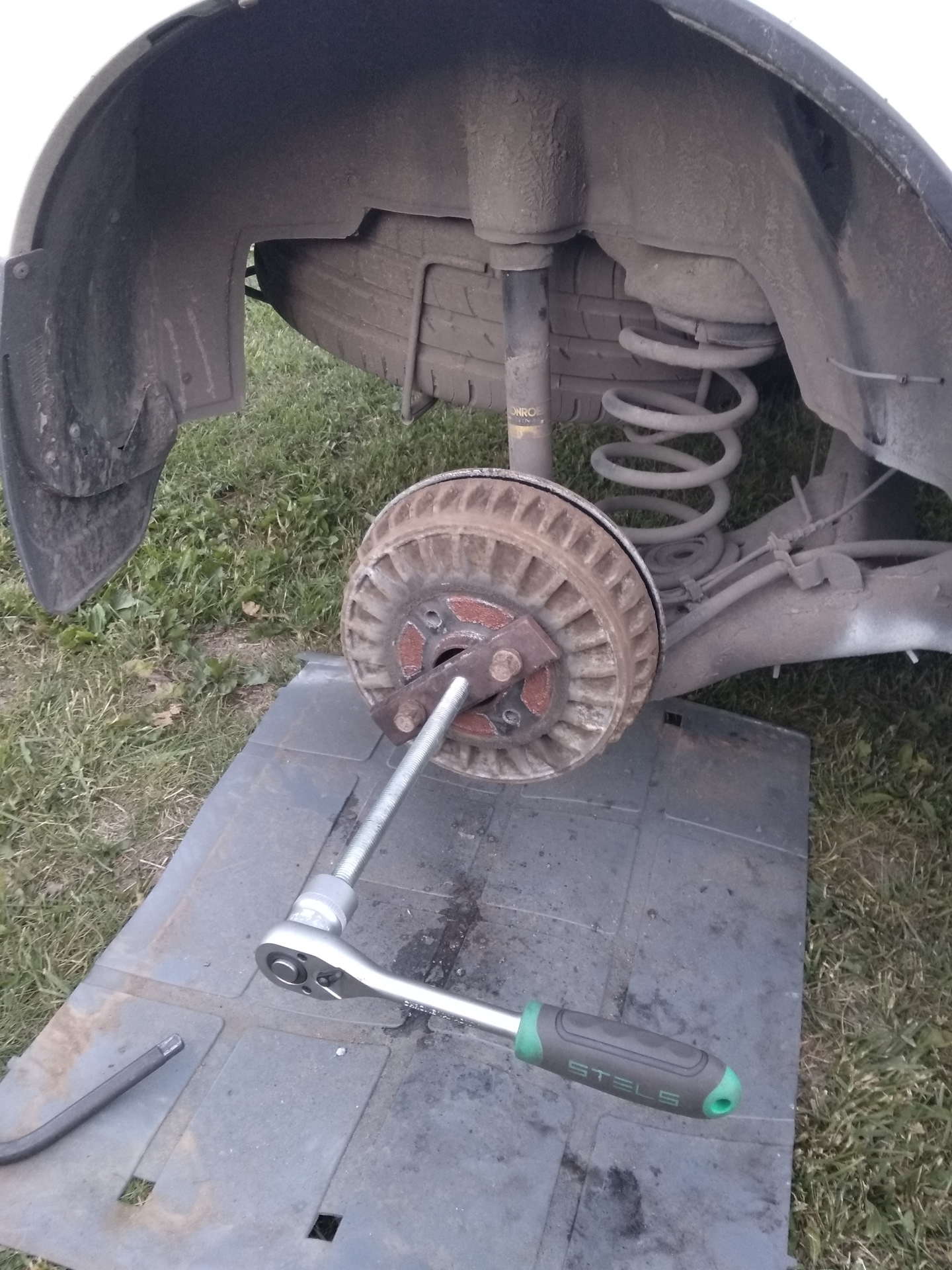 Замена задних тормозных колодок (19.06.21г.) — Lada Ларгус, 1,6 л, 2014 ...