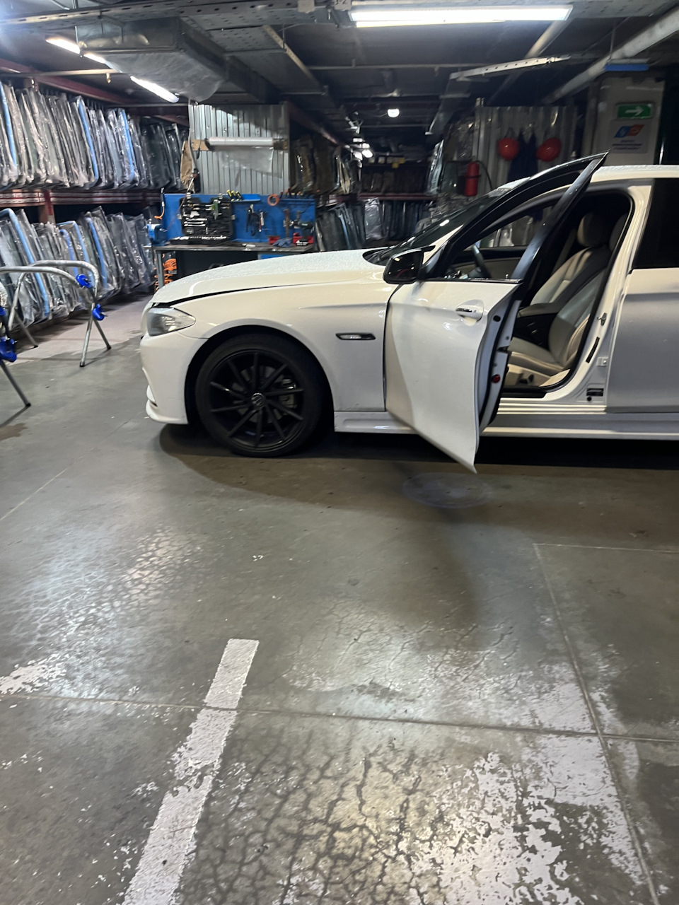 Замена лобового стекла — BMW 5 series (F10), 0,5 л, 2012 года | визит ...