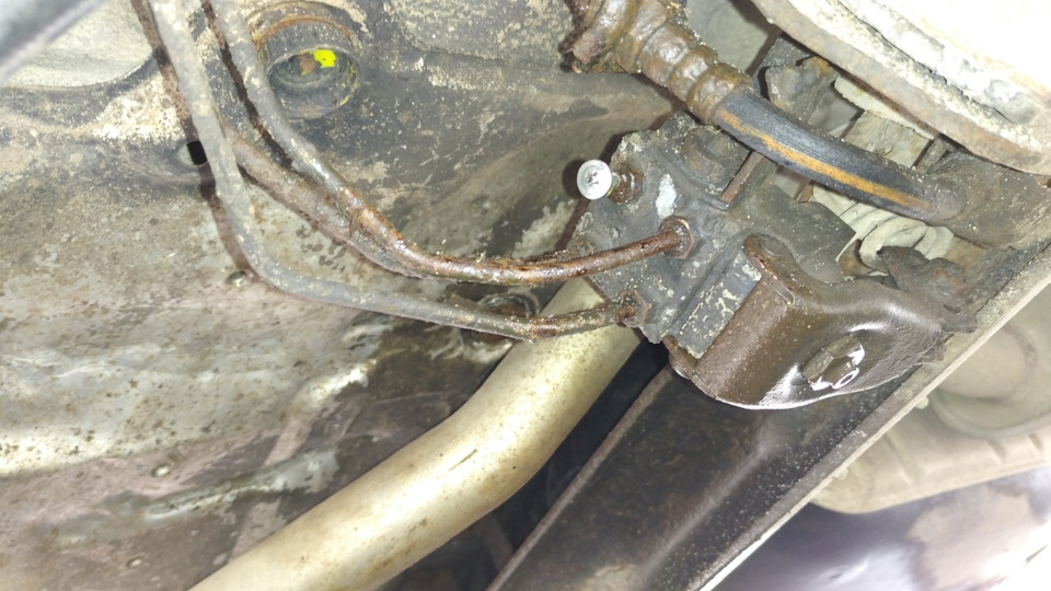 105.Распределитель тормозных усилий. — Volkswagen Golf Mk3, 1,8 л, 1995 ...