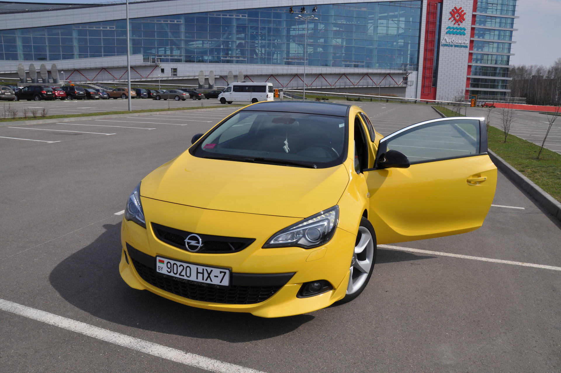 Opel Astra h GTC желтая