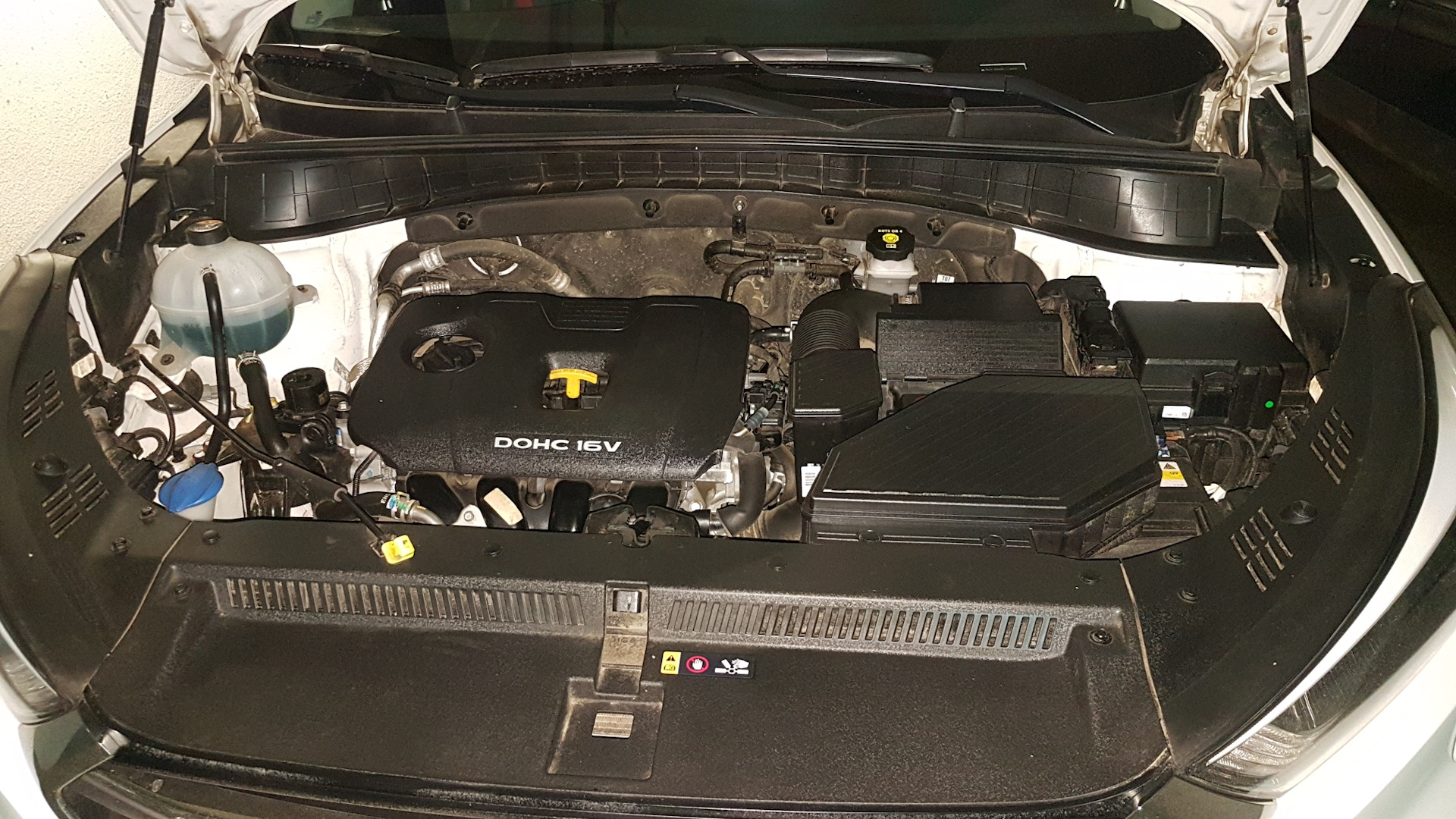 Двигатель под капотом hyundai tucson 2008. Hyundai tucson 2019 под капотом. Hyundai tucson 2008 подкапотное пространство. Туссан под капотом. Туссан под капотом.