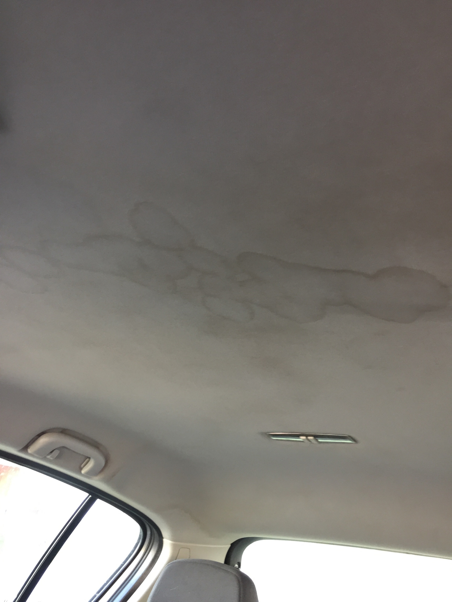 Как отмыть потолок от копоти. Химчистка потолка автомобиля. Воздуховод в потолке автомобиля. Вмятины на обшивке потолка автомобиля. Химчистка потолка в машине.