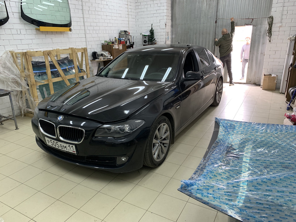 12. Замена лобового стекла — BMW 5 series (F10), 2 л, 2012 года | визит ...