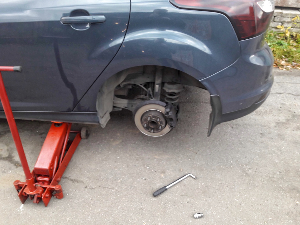 Обязательная при данной процедуре ревизия тормозов ! Спереди 300е АТЕшные диски и родственный им Галфер просто влюблены друг в друга и позволяют мне, в кои то веке, проезжать на колодках порядка 30 тыщ ))) А вот задние Галферы опять сильно подносились, поэтому пора зайти в Лавку и заказать новый комплектик, что бы как в прошлый раз не бегать по помойкам в поисках б/ушного суппорта ))) — Ford Focus Hatchback III