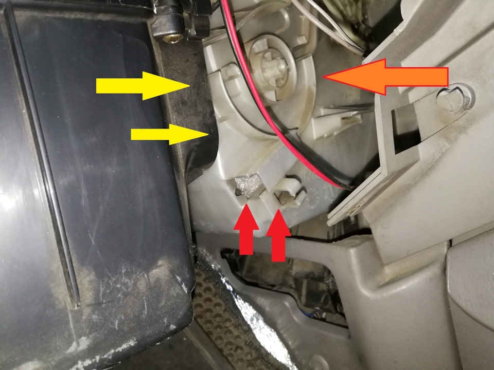 Дует холодный воздух из под бардачка ("исправил быстро на коленках ...