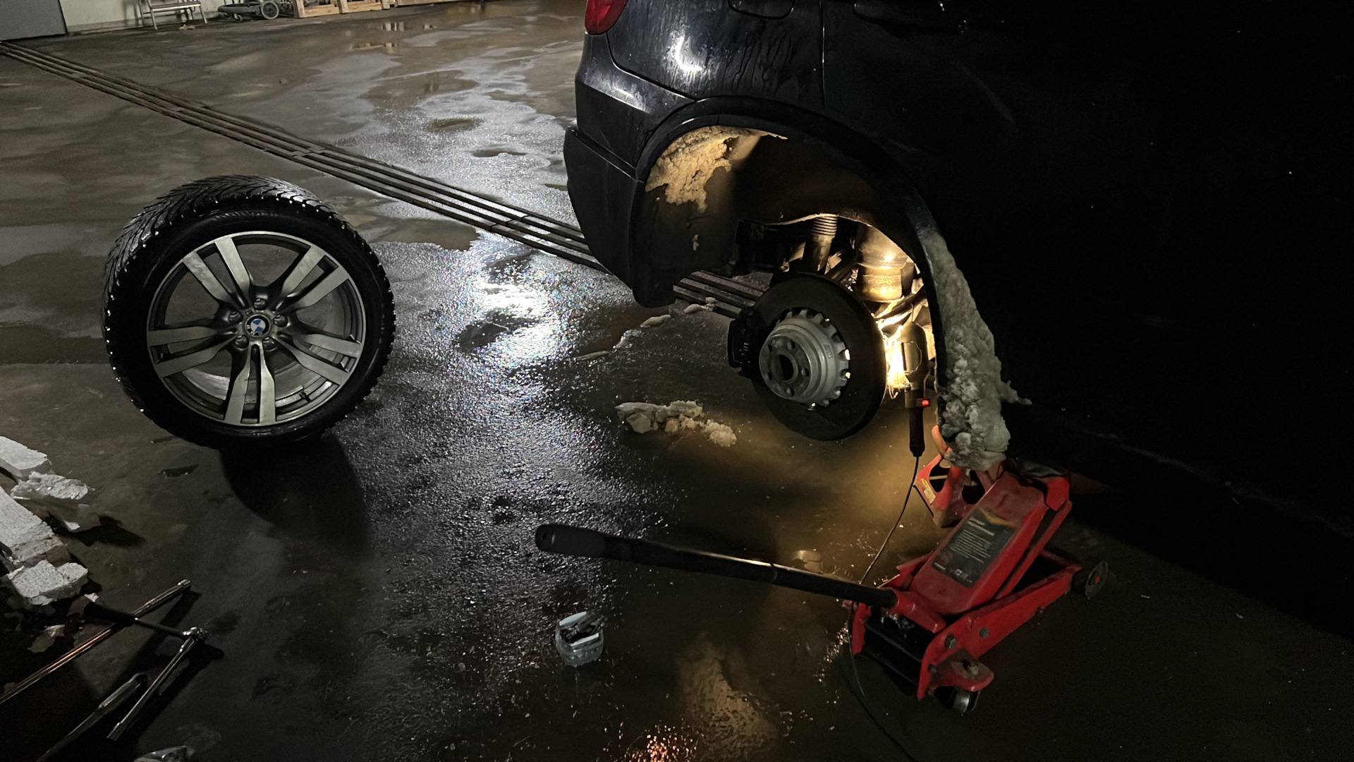 Задняя пневмо подушка — BMW X5 M (E70), 4,4 л, 2010 года | своими ...