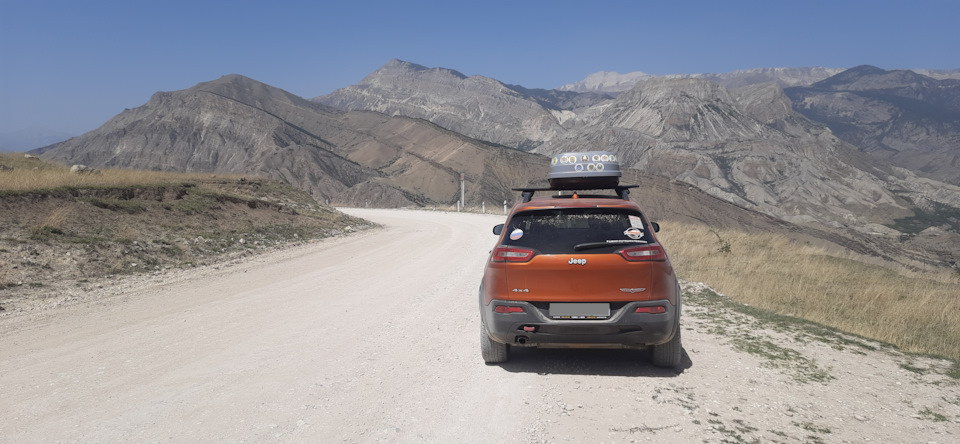 На этом кадре, сделанном вблизи Тлоха явно видно, что багажный бокс смещен вправо относительно центра. Почему-то заметил я эту ассиметрию, уже только в Элисте. — Jeep Cherokee (KL)