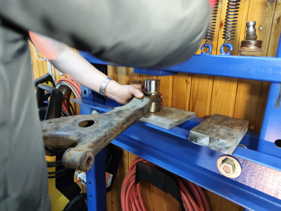 146. Повторная (вторая) замена шаровой опоры. — Mitsubishi Grandis, 2,4 ...