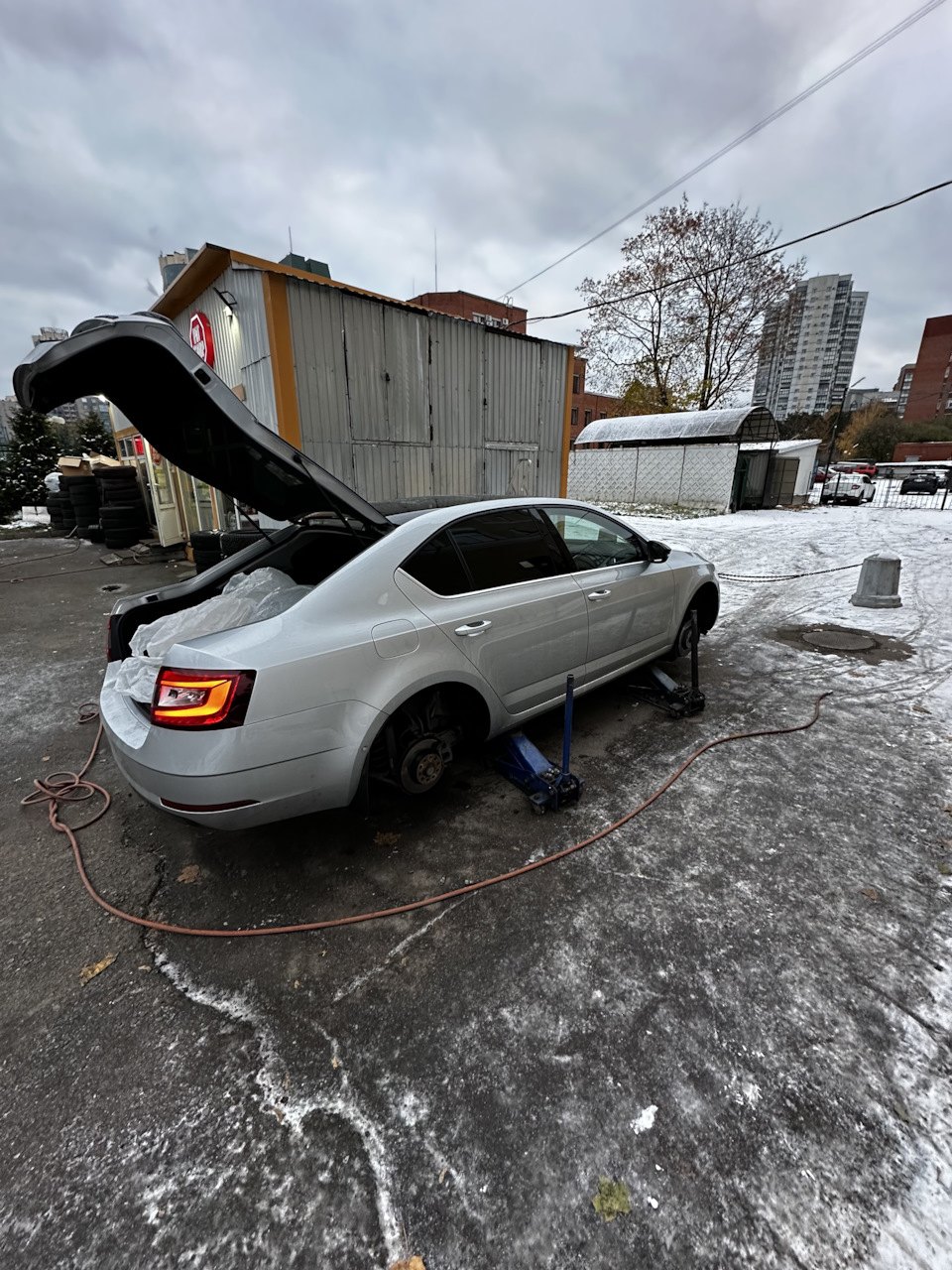 История о том, как что-то застучало (или горе-шиномонтажники) — Skoda  Octavia A7 Mk3, 1,8 л, 2019 года | шины | DRIVE2