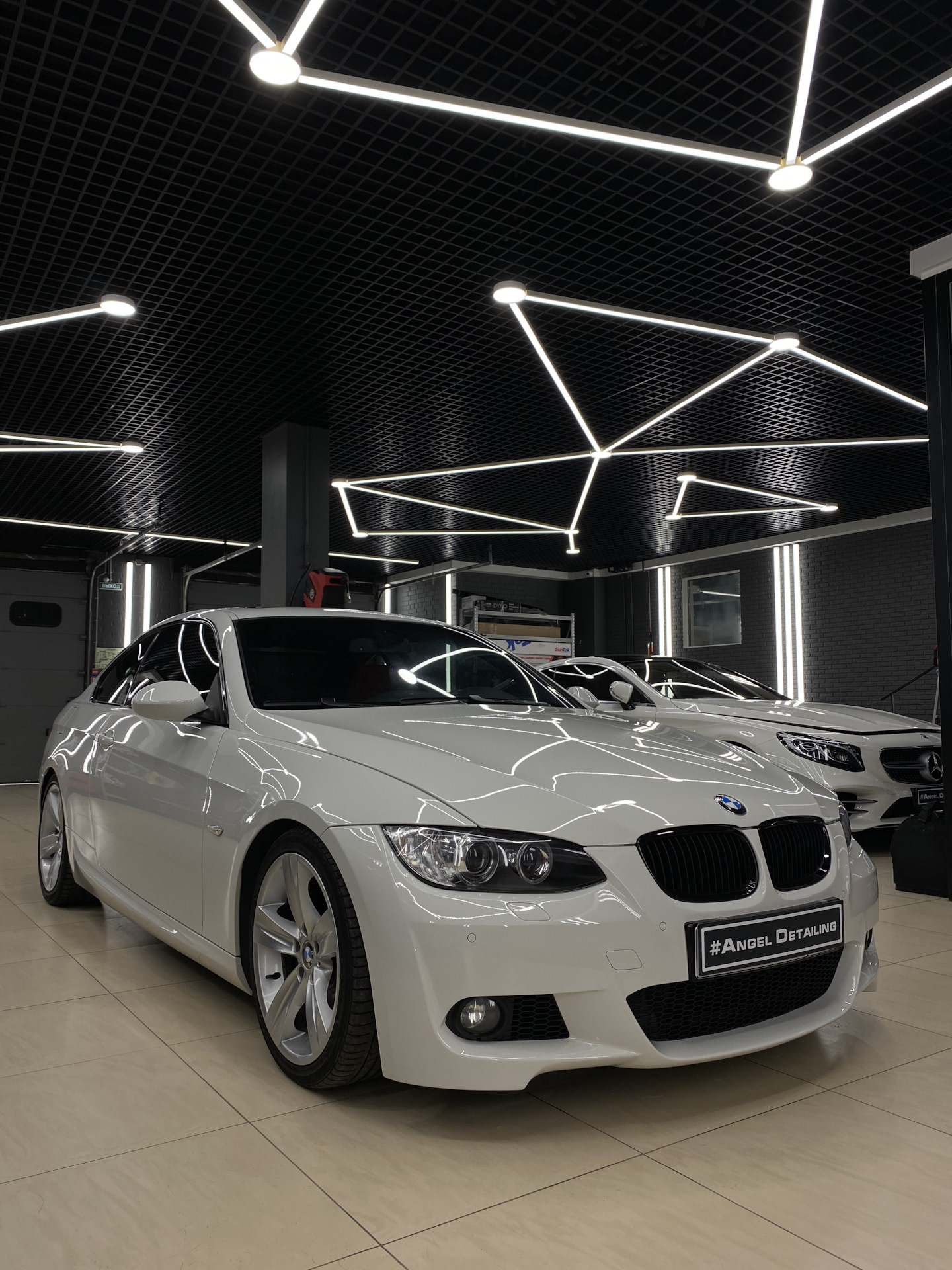 Автотюнинг помещения. Angel detailing. Машина в детейлинг центре. Детейлинг студия. Сарбагышов максат калманбетович.