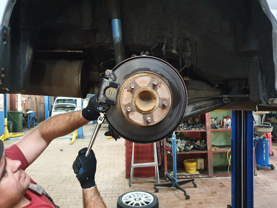 достаём застрявшую колодку — Honda Civic 4D (8G)