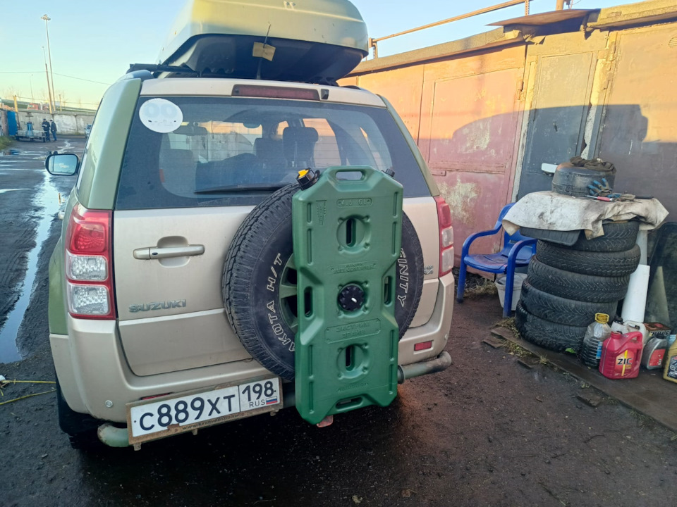 Канистра на запасное колесо — Suzuki Grand Vitara (2G), 2,4 л, 2010 ...