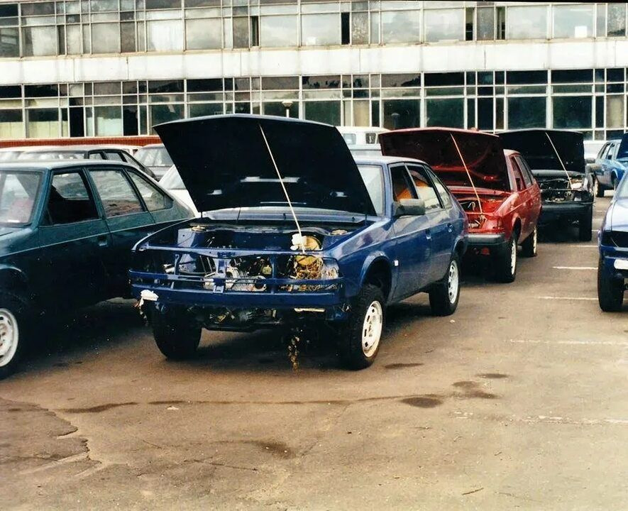 Вся площадка готовой продукции АЗЛК, стоянка при Торговом Доме АМИ-Тун, Возле административного здания Заводоуправления АЗЛК ОАО Москвич были забиты некомплетными автомобилями.Будущие владельцы либо выкупали эти автомобили и своими силами дособирали, чем только можно было, и ранними деталями с 2141х ранними торпедо, дермантин или ворс карты сиденья с подголовниками, что под руку попадалось…затариваясь запчастями в Южном Порту на рынке запчастей Москвич, дособирали, если было немного и уезжали…Армяне ходили с кипой документов и техпаспортов и сверяли искали документы под определенный кузов среди нескольких тысяч машин (!) Так, многие обновили автопарк, сменив кузова сгнившие или разбитые, кто-то хотел кузов Князя, итак появилось множество самосборов. — Москвич 2141