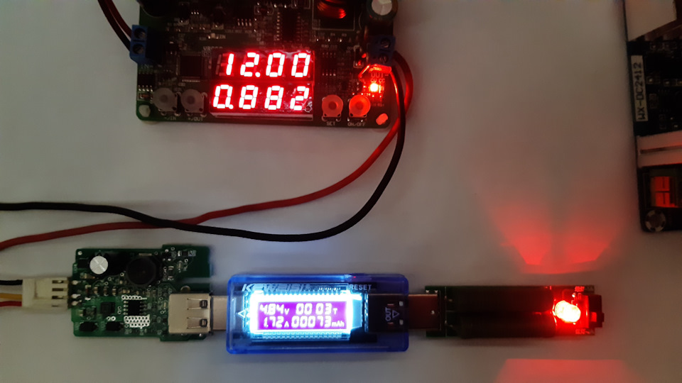 УСБ зарядка с нагрузкой 2А. — Lada Vesta SW (1G). Запчасти на фото: O0013