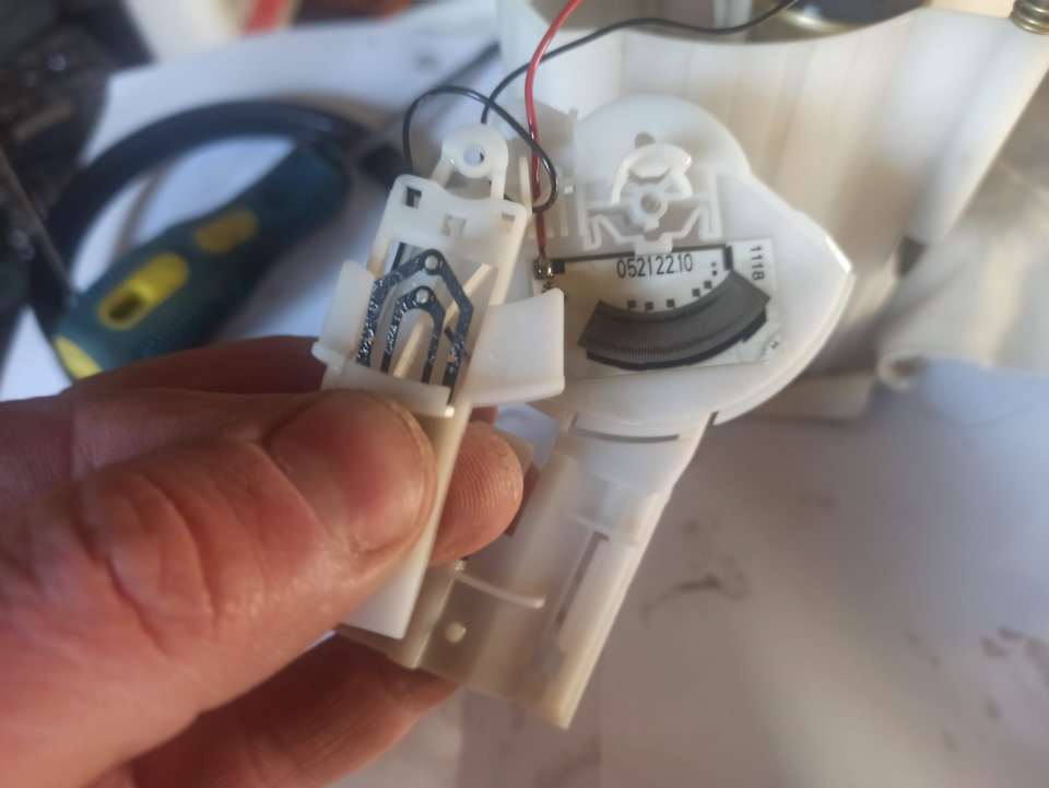 Пол бака. Датчик бензина карикатуры. День радио фильм пол бака. Пол бака. Пол бака.