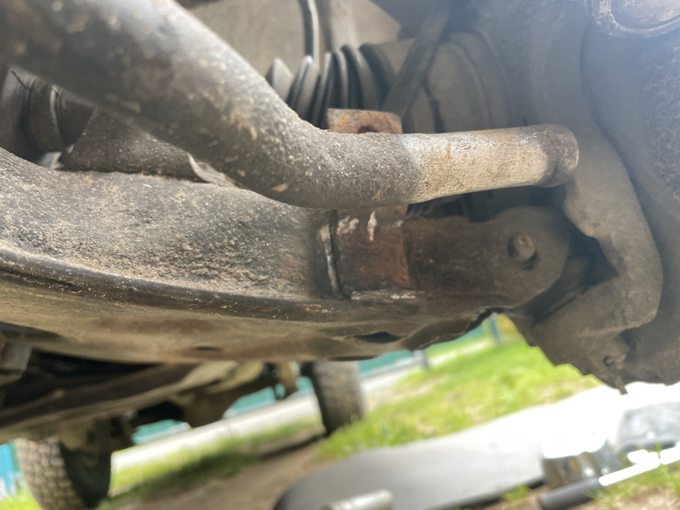 Поселился новый гена, оборвало крепление тяги поперечной устойчивости ...