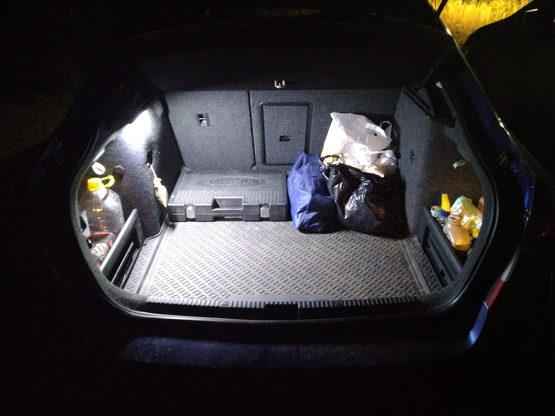 Шкода подсветка багажника. Skoda Octavia a7 освещение багажника. Плафон освещения багажника Skoda Octavia a7.