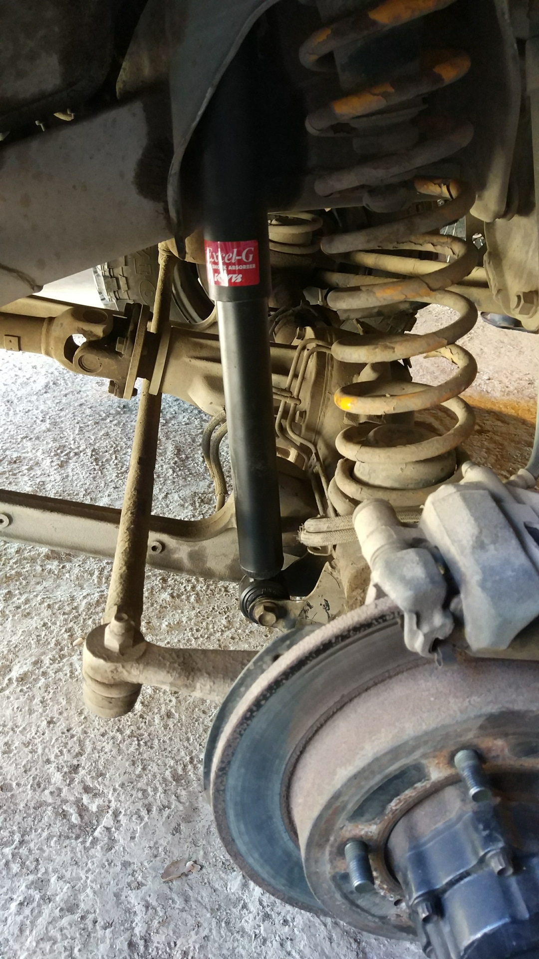 Подвеска suzuki jimny 2008. Демпфер каяба сузуки джимни. Jimny амортизатор. Белые амортизаторы на jimny. Jimny амортизатор.