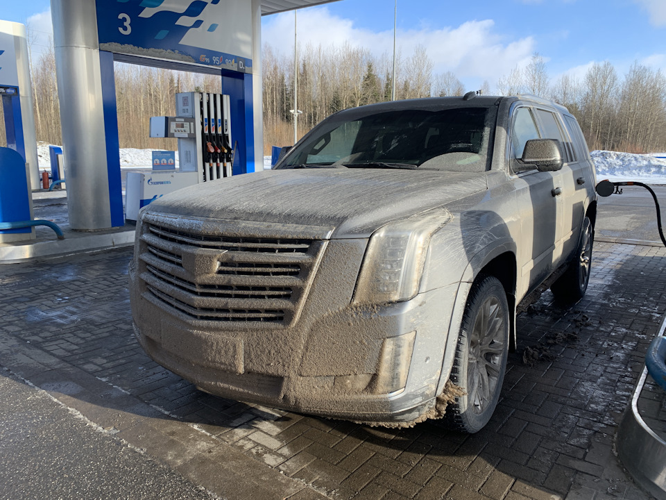 На дороге снег, на морде лёд — Cadillac Escalade (4G)
