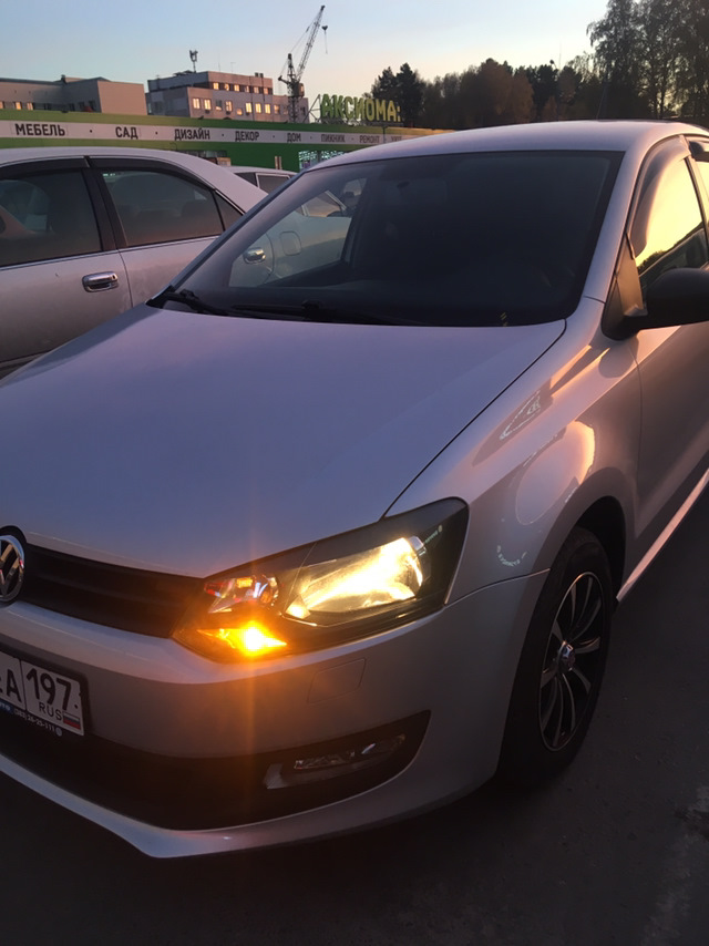 Цвет габаритов. Оранжевые габариты VW Polo. Габариты лампы поло 2014г.