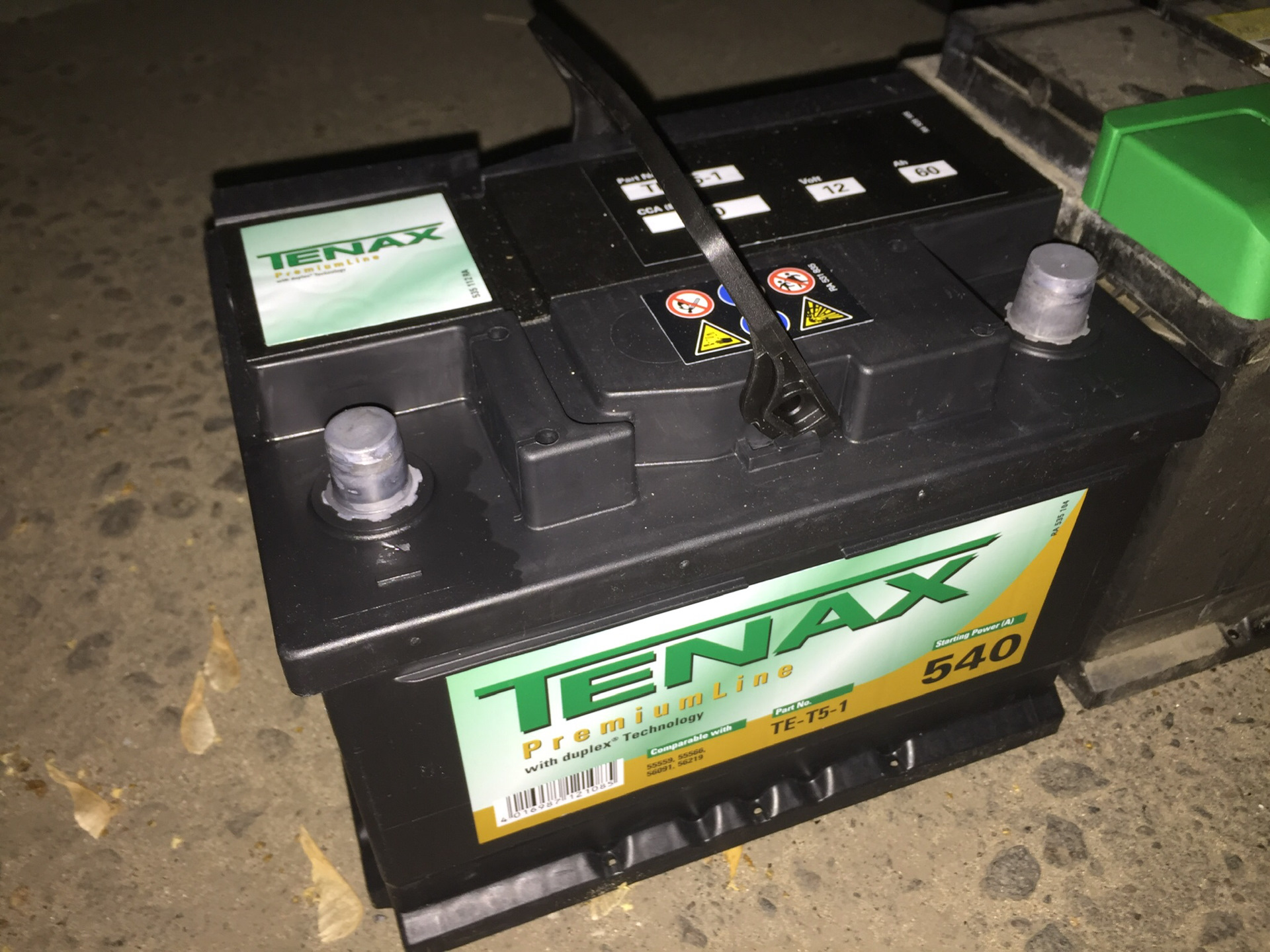 Как снять крышку аккумулятора tenax Заменил аккумулятор на Tenax Premium Line TE T5-1 