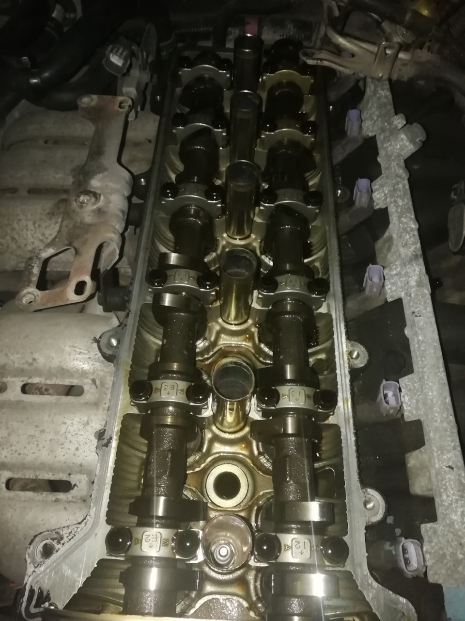 Замена прокладки крышки клапанов и сальников свечных колодцев — Toyota ...