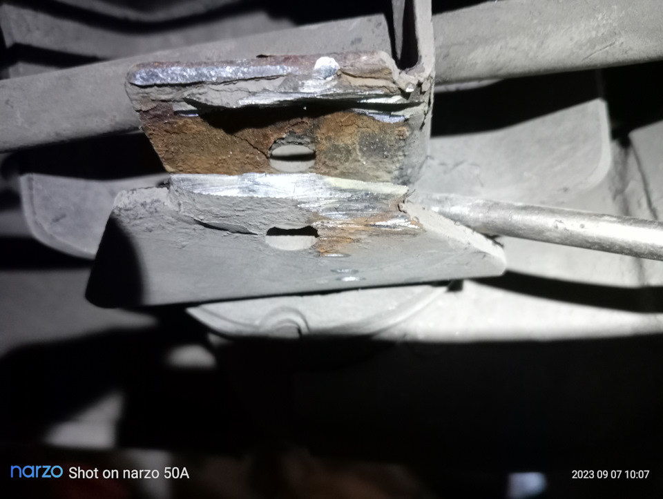 Отпилил и потом стянул болтом на 8. — Renault Megane II