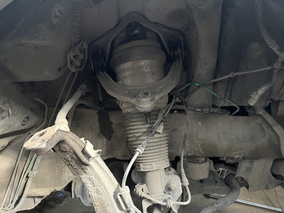 Стойки стаба, и верхние передние рычаги — Volkswagen Touareg (1G), 3 л ...