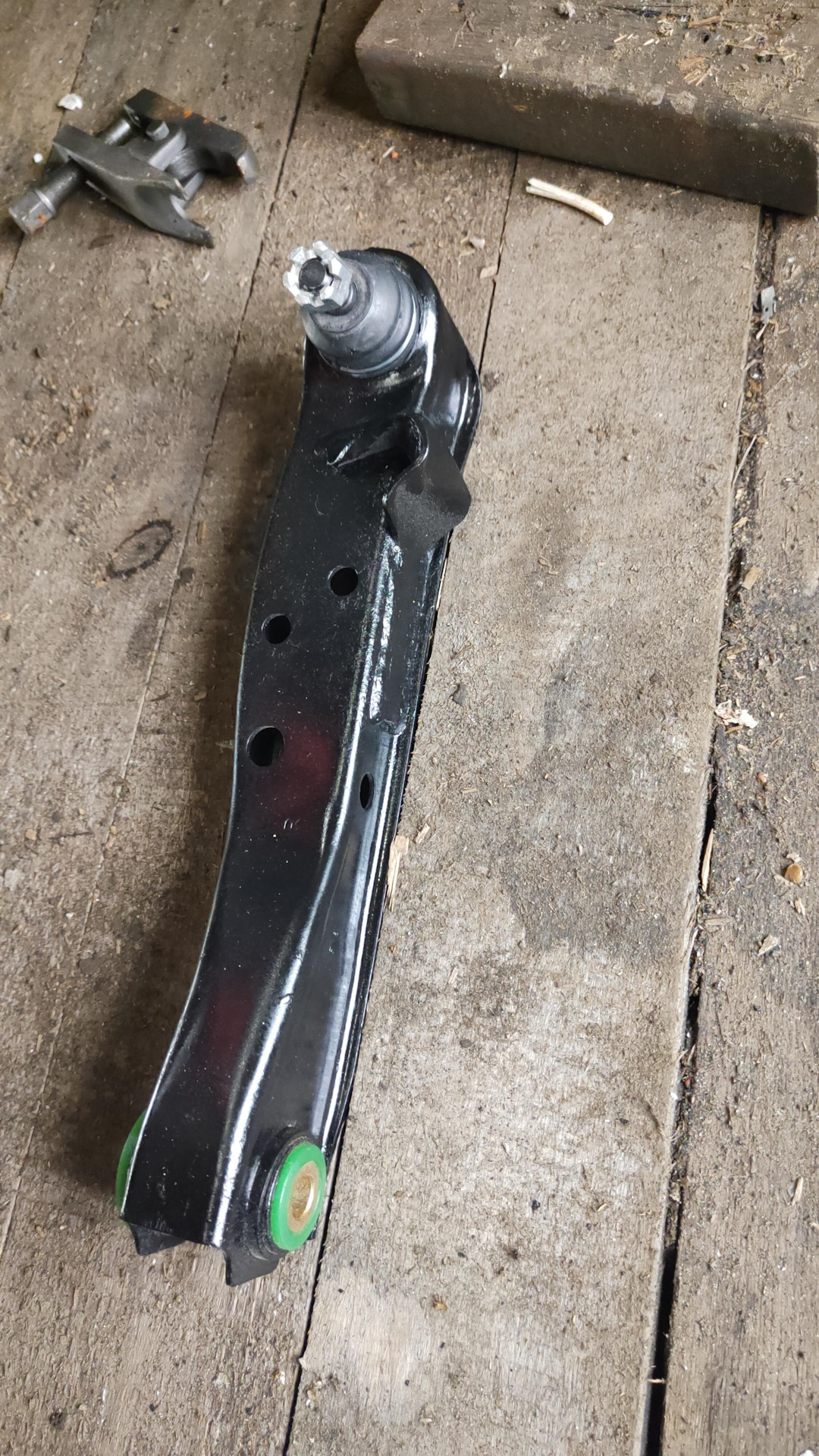 Шаровая опора в нижнем переднем поперечном рычаге Nissan Skyline 34 ...