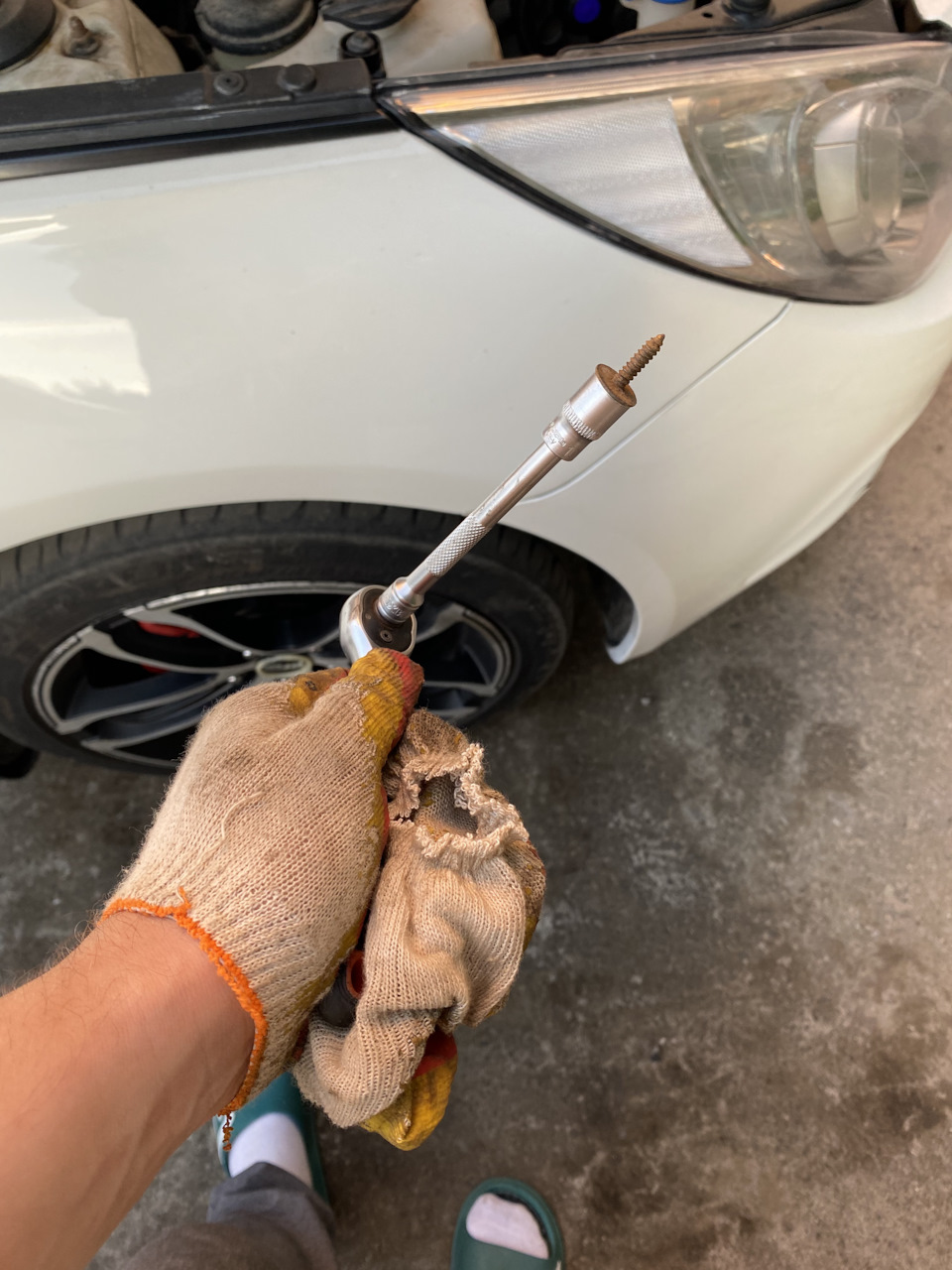 Даже не болт, а какой-то саморез) — Hyundai Sonata VI (YF)