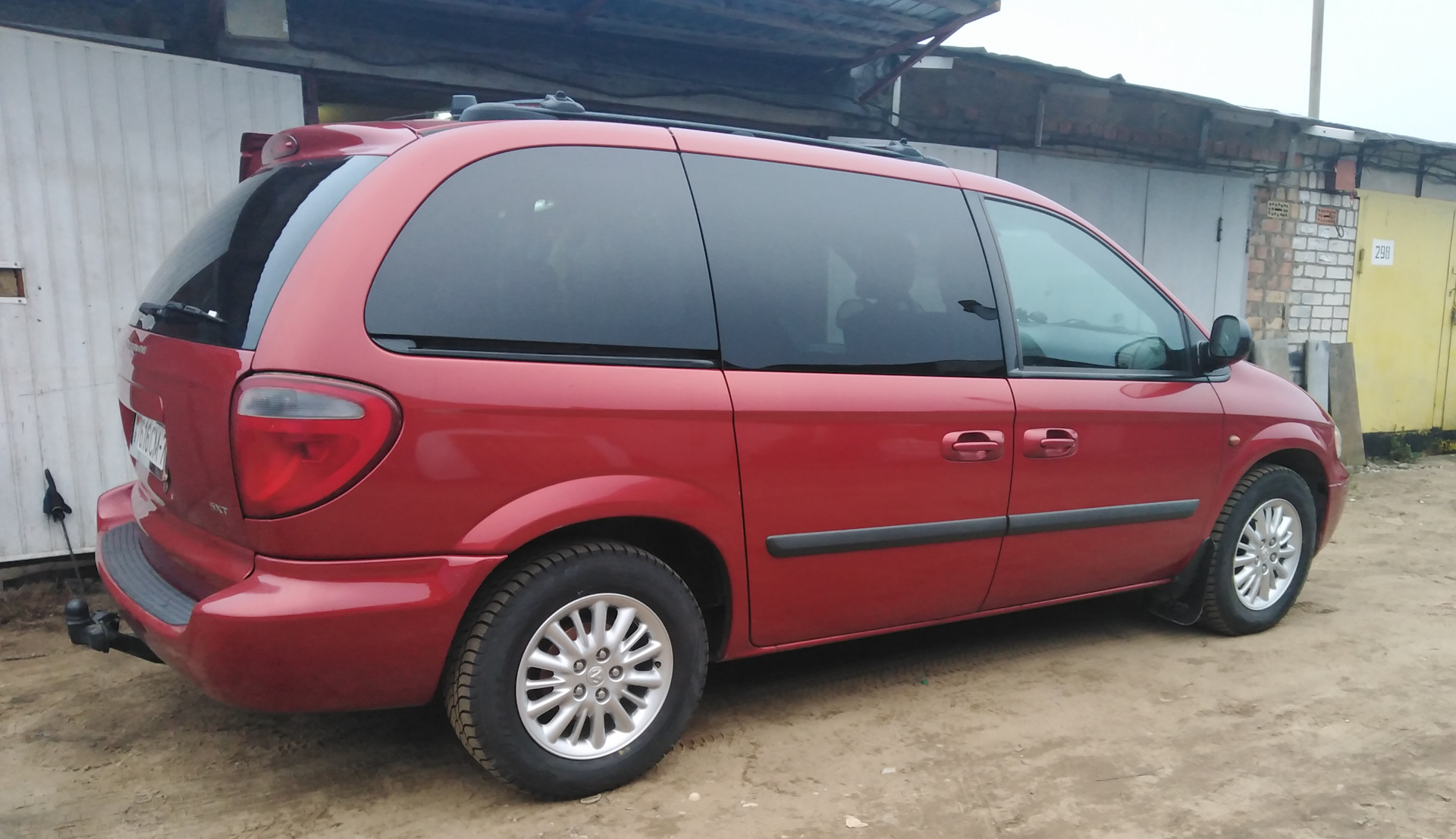 Черные железные диски dodge grand caravan 2005. Колеса dodge caravan. Додж караван r17. Колеса dodge caravan. Додж караван 4.