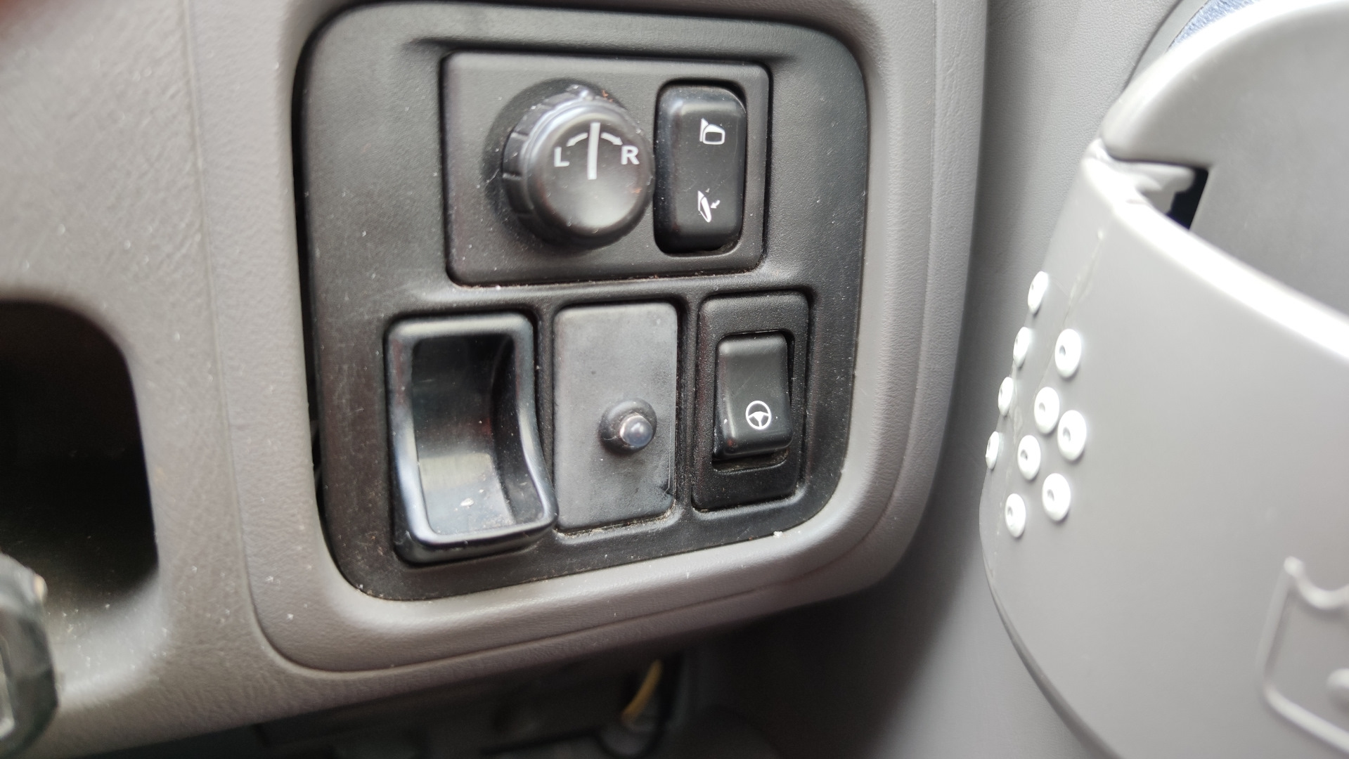 Не работает кнопка переключения. Переключатель газ бензин 2 поколения карбюратор. Не работает кнопка переключения. Кнопки руля ниссан куб. Кнопка управления гбо ваз 2114.