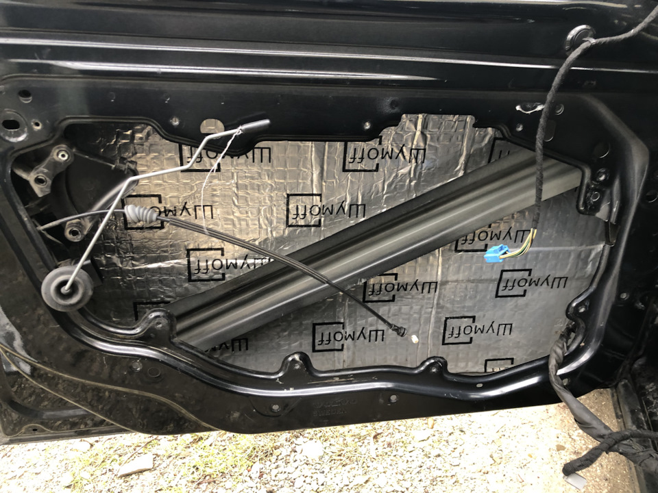 В двери все в порядке, резинки направляющих на месте — Volvo S40 (2G)