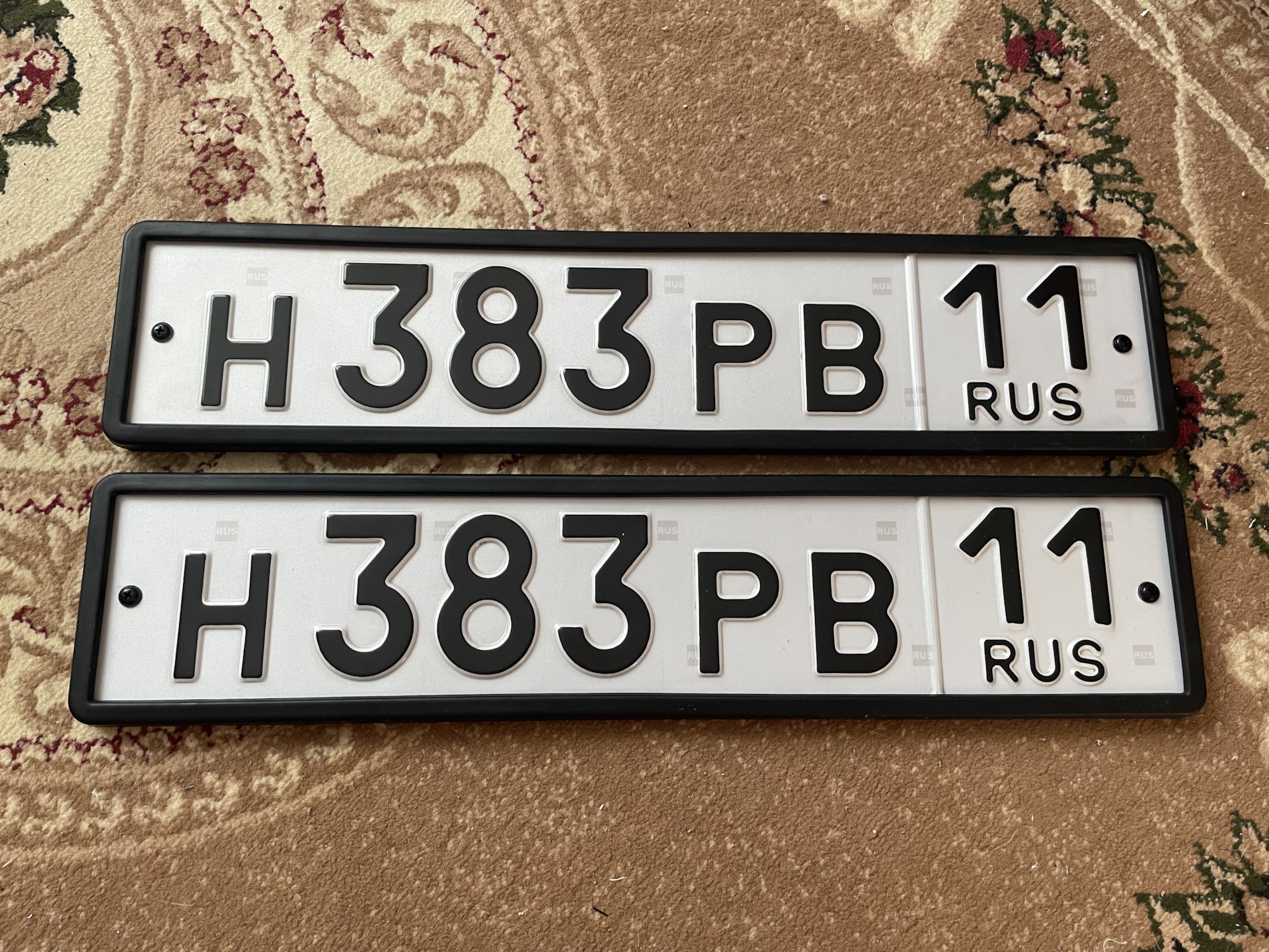 Номер светоотражение. Номер. Американские квадратные номера. Подкрашивание номеров. Дубликат номера автомобиля жирный шрифт.