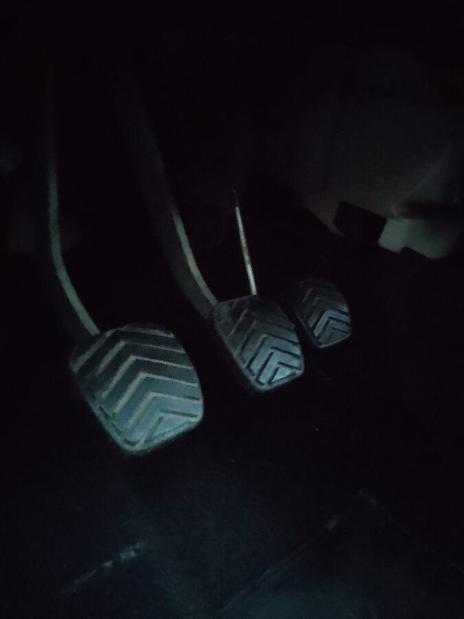 Три одинаковые педали-признак бедных комплектаций 2000-2002 год. — Москвич 2141