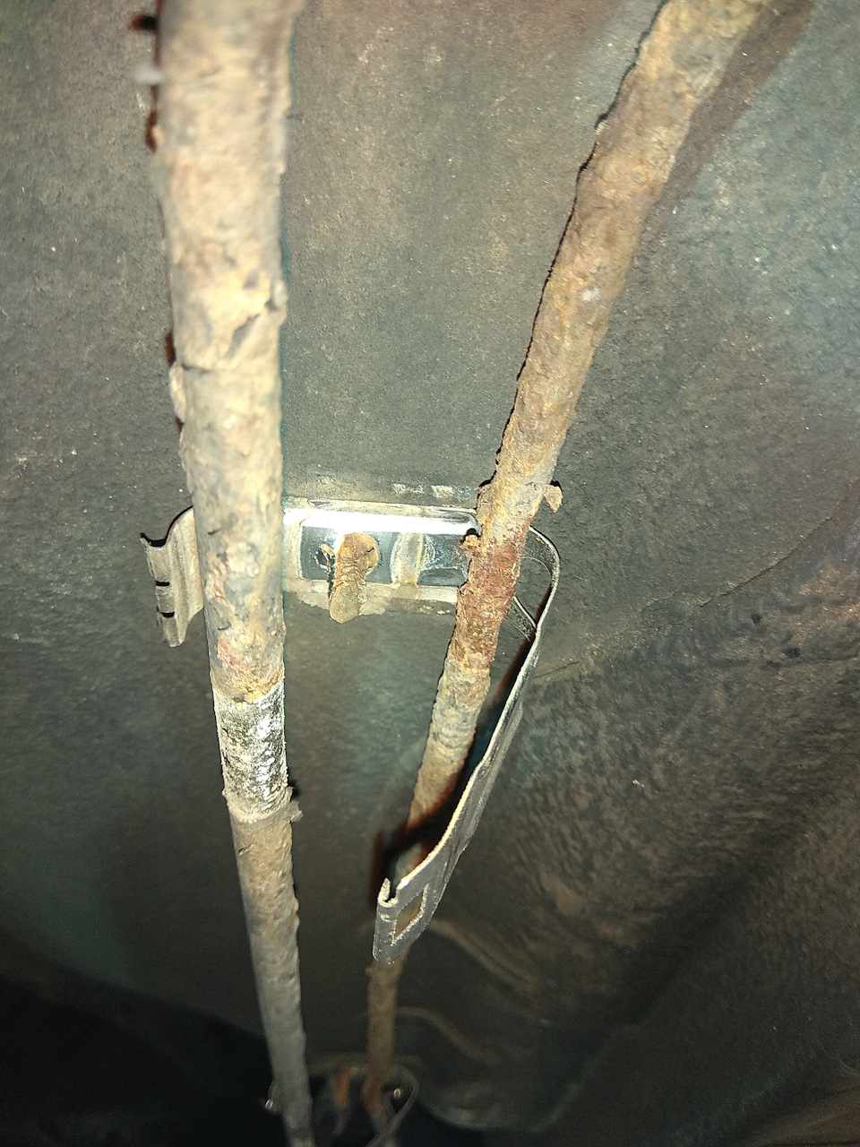 Passat b5 крепеж топливопровода. Скоба топливных трубок 2109. Крепление топливной магистрали. Крепления защиты тормозных трубок 2112. Крепление топливной магистрали.