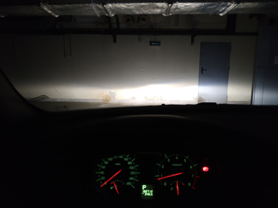 Замена отражателей в фарах — Volvo V50, 2,5 л, 2008 года | своими ...