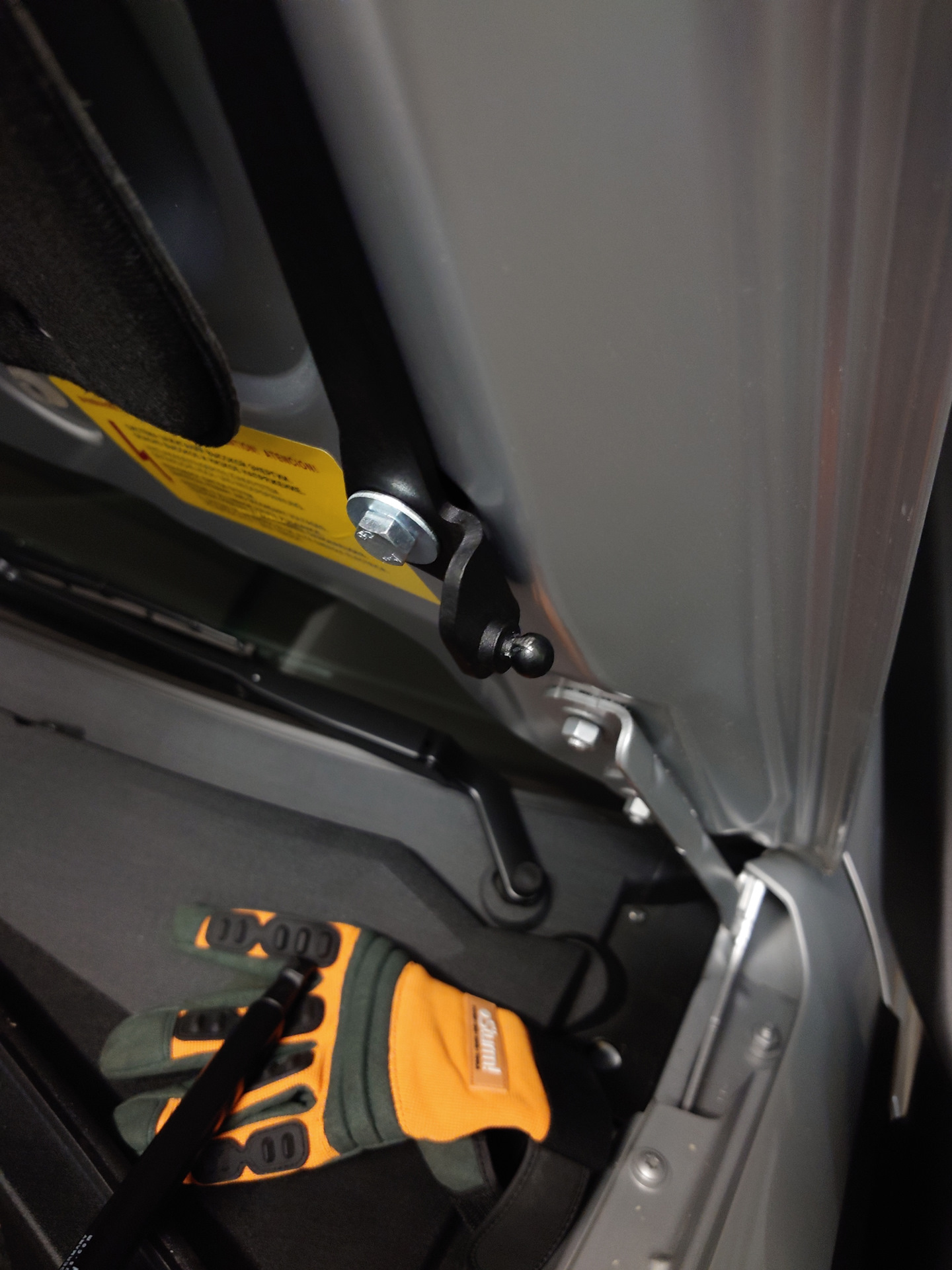 7. Газ-лифт капота. — Lada Niva Travel, 1,7 л, 2022 года | аксессуары ...